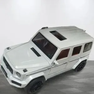 Veliki Mercedes-benz AMG G63 SUV džip METALNI