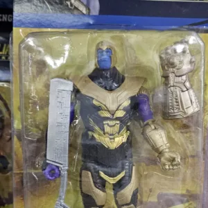 Thanos pokretna figura u svom oklopu sa oruzjem