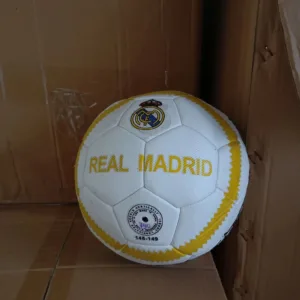 Fudbalska lopta Real madrid sa žutim šarama