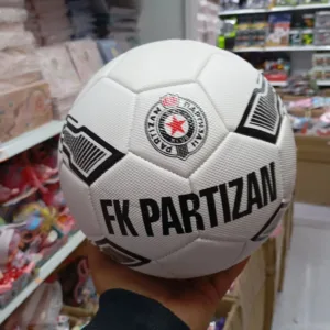 Fudbalska lopta sa grbom Partizana