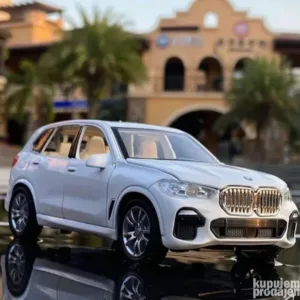 BMW X5 beli metalni sa svetlom i muzikom