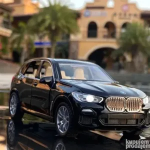 BMW X5 crni metalni sa svetlom i muzikom