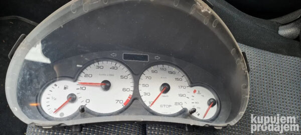 PEŽO 206 km/h sat beli sa jednim džekom